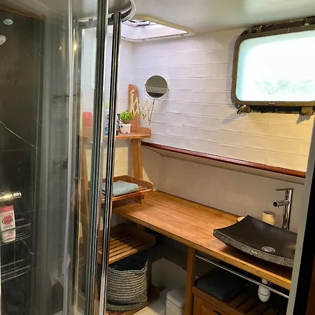 Peniche Dans Le Bassin A Flot Du Vieux Port 보트호텔 라로셸