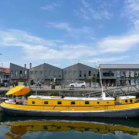 Peniche Dans Le Bassin A Flot Du Vieux Port 보트호텔 라로셸