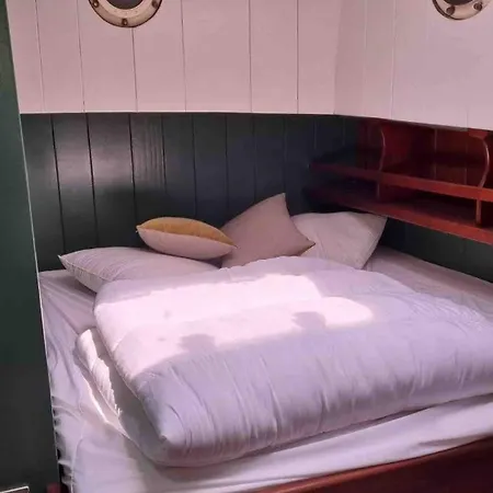 Peniche Dans Le Bassin A Flot Du Vieux Port 보트호텔