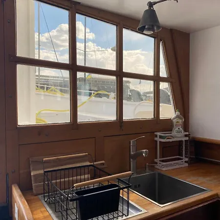 Peniche Dans Le Bassin A Flot Du Vieux Port 보트호텔 *