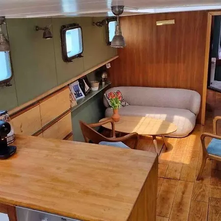 Peniche Dans Le Bassin A Flot Du Vieux Port 보트호텔 라로셸