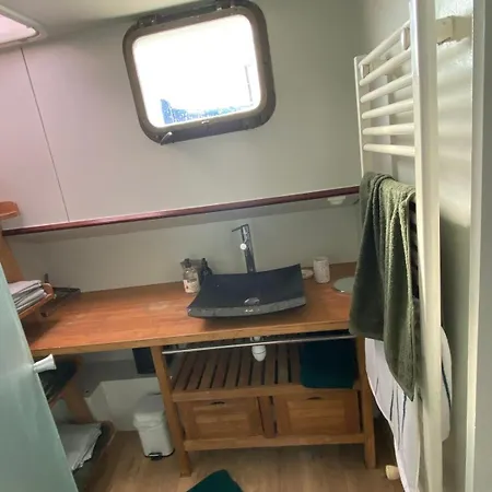 Peniche Dans Le Bassin A Flot Du Vieux Port *