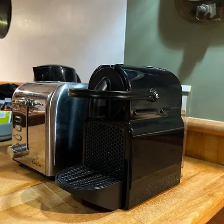 Peniche Dans Le Bassin A Flot Du Vieux Port 보트호텔