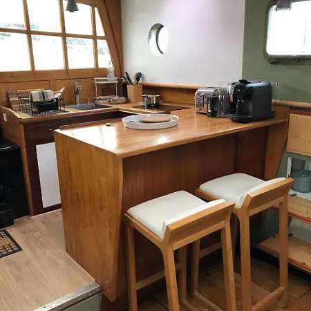 Peniche Dans Le Bassin A Flot Du Vieux Port 보트호텔 *