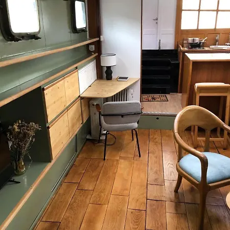 Peniche Dans Le Bassin A Flot Du Vieux Port 보트호텔