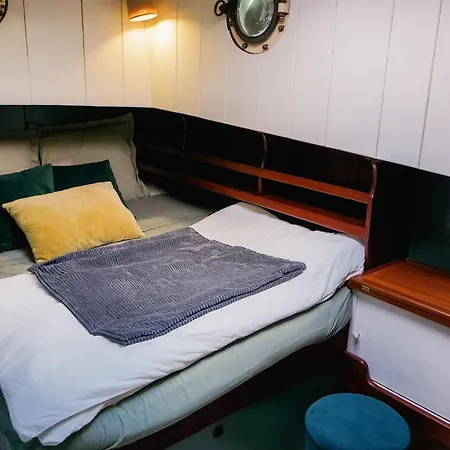 Peniche Dans Le Bassin A Flot Du Vieux Port 라로셸