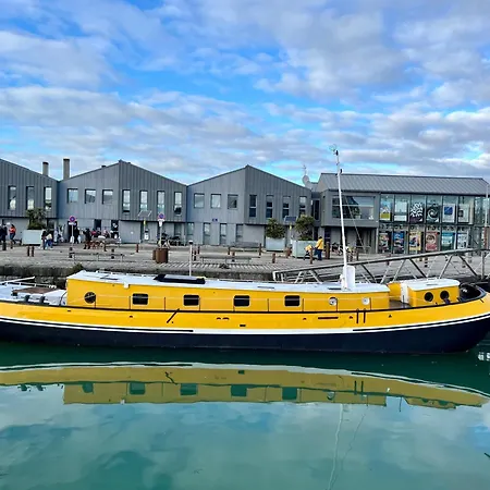 Peniche Dans Le Bassin A Flot Du Vieux Port بوتيل *