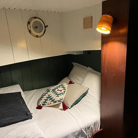 Peniche Dans Le Bassin A Flot Du Vieux Port بوتيل *