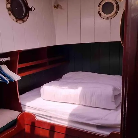 Botel Peniche Dans Le Bassin A Flot Du Vieux Port