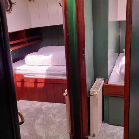 Peniche Dans Le Bassin A Flot Du Vieux Port Botel *