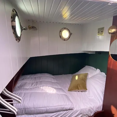 Botel Peniche Dans Le Bassin A Flot Du Vieux Port