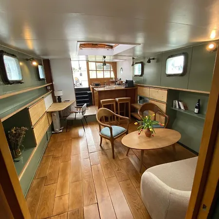 Peniche Dans Le Bassin A Flot Du Vieux Port *