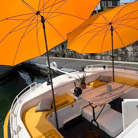 Peniche Dans Le Bassin A Flot Du Vieux Port * La Rochelle (Charente-Maritime)