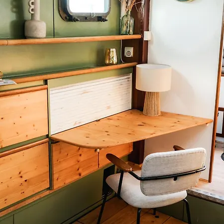 Peniche Dans Le Bassin A Flot Du Vieux Port