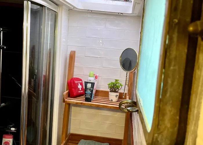 Peniche Dans Le Bassin A Flot Du Vieux Port *