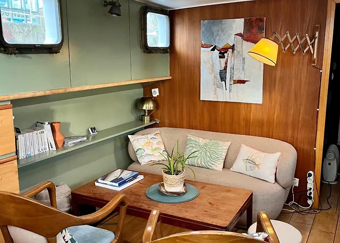 Peniche Dans Le Bassin A Flot Du Vieux Port Botel *