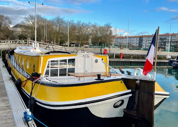 Peniche Dans Le Bassin A Flot Du Vieux Port