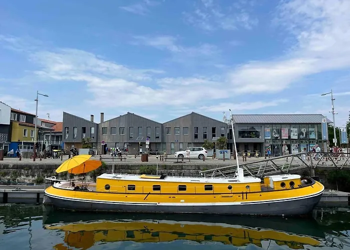Peniche Dans Le Bassin A Flot Du Vieux Port Botel La Rochelle (Charente-Maritime)