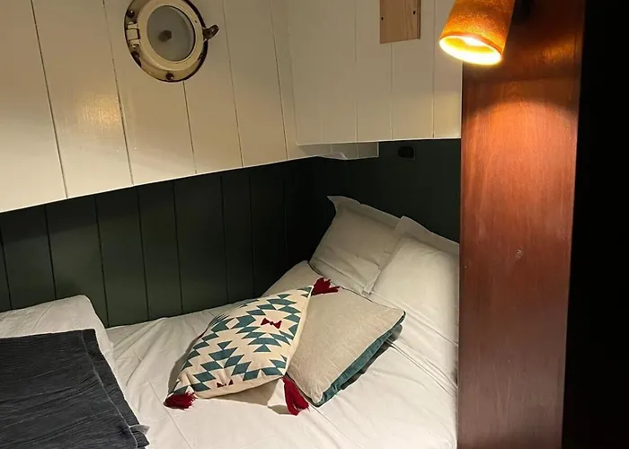 Peniche Dans Le Bassin A Flot Du Vieux Port Botel *