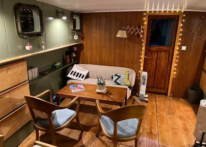 Botel Peniche Dans Le Bassin A Flot Du Vieux Port *