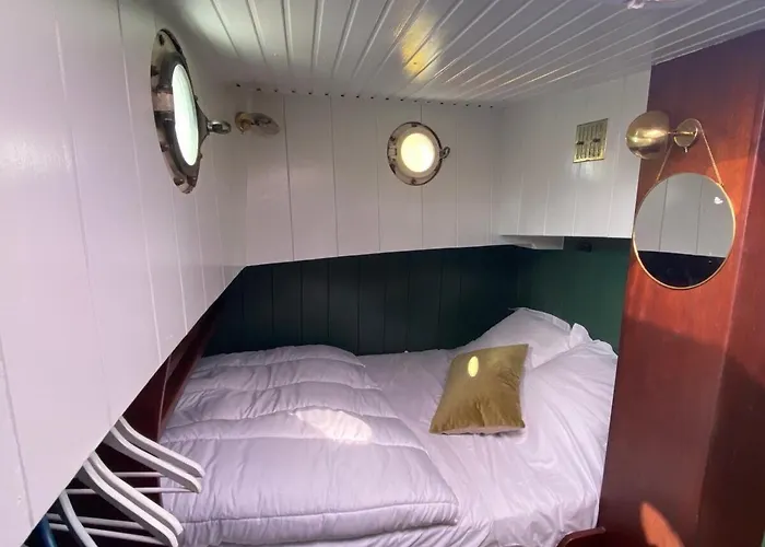 Botel Peniche Dans Le Bassin A Flot Du Vieux Port