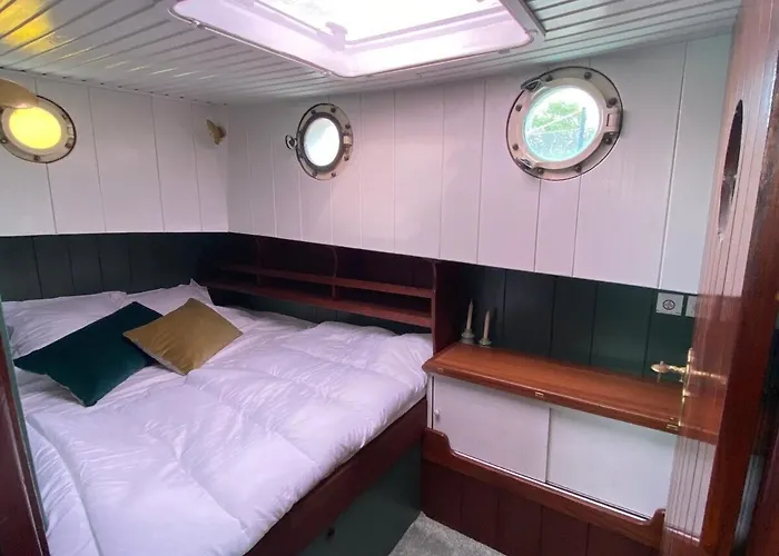 Peniche Dans Le Bassin A Flot Du Vieux Port La Rochelle (Charente-Maritime)