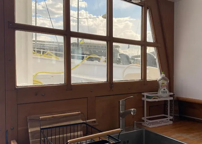 Peniche Dans Le Bassin A Flot Du Vieux Port Botel *