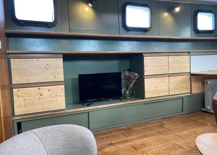 Botel Peniche Dans Le Bassin A Flot Du Vieux Port *