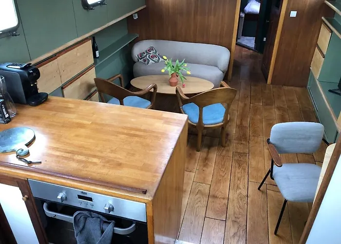 Botel Peniche Dans Le Bassin A Flot Du Vieux Port *