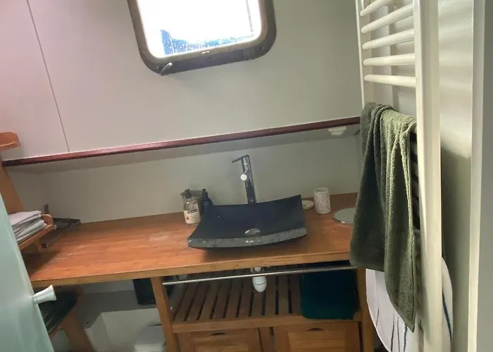 Peniche Dans Le Bassin A Flot Du Vieux Port *