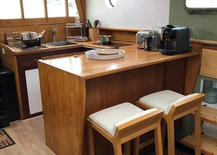 Peniche Dans Le Bassin A Flot Du Vieux Port Botel *