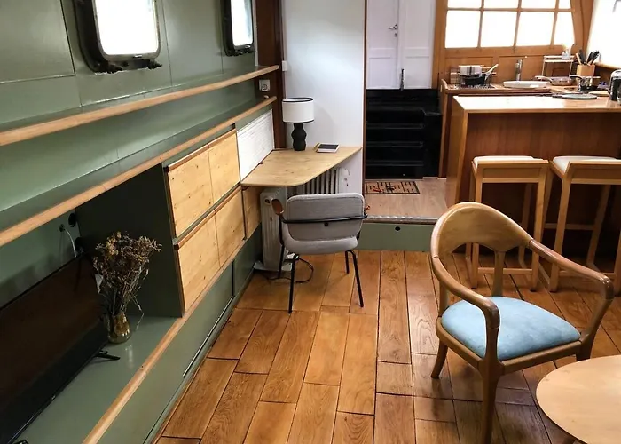 Peniche Dans Le Bassin A Flot Du Vieux Port Botel