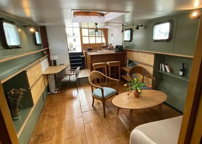 Peniche Dans Le Bassin A Flot Du Vieux Port *