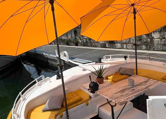 Peniche Dans Le Bassin A Flot Du Vieux Port * La Rochelle (Charente-Maritime)