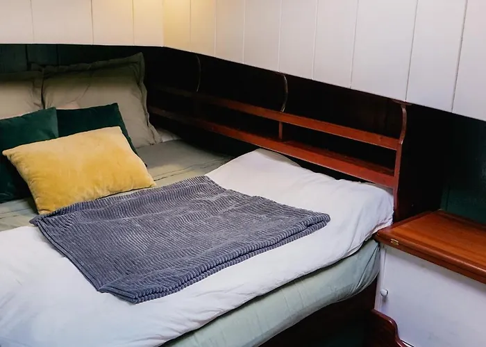 Peniche Dans Le Bassin A Flot Du Vieux Port La Rochelle (Charente-Maritime)