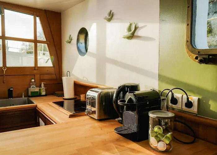 Peniche Dans Le Bassin A Flot Du Vieux Port