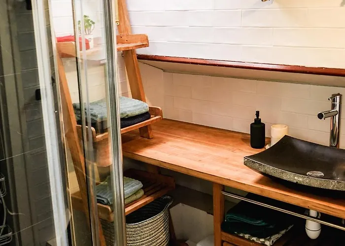 Botel Peniche Dans Le Bassin A Flot Du Vieux Port La Rochelle (Charente-Maritime)