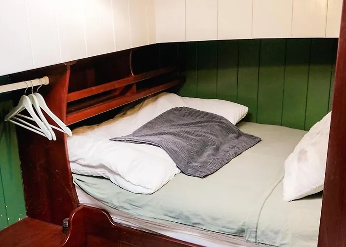 Botel Peniche Dans Le Bassin A Flot Du Vieux Port