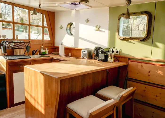 Botel Peniche Dans Le Bassin A Flot Du Vieux Port *